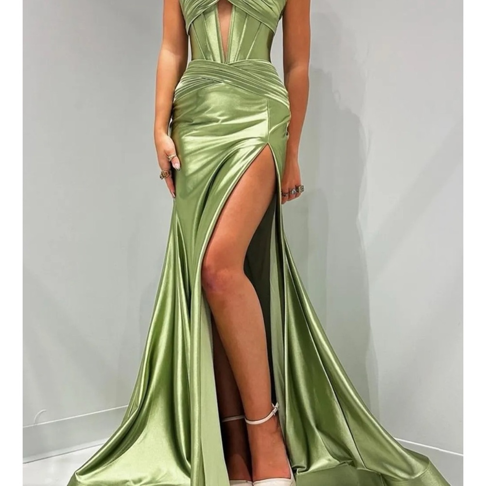 #56161 Sherri Hill
Strapless corset fitted gown with keyhole, ruched skirt, slit